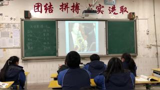 第五单元 音乐的体裁_四、梨园百花_海岛冰轮初转腾（京剧《贵妃醉酒》杨贵妃唱段）_钟老师_第一课时