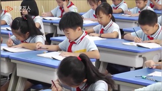 铺满金色巴掌的水泥道